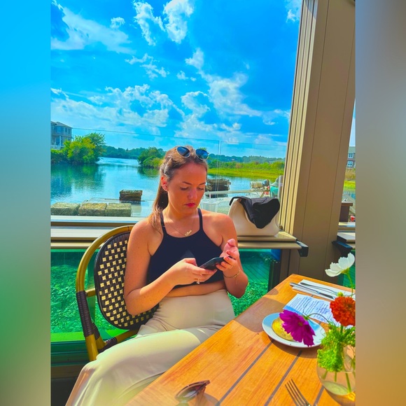 Hi, I’m Alexis. Like and leave a comment so I can check out your closet too! - Picture 2 of 12